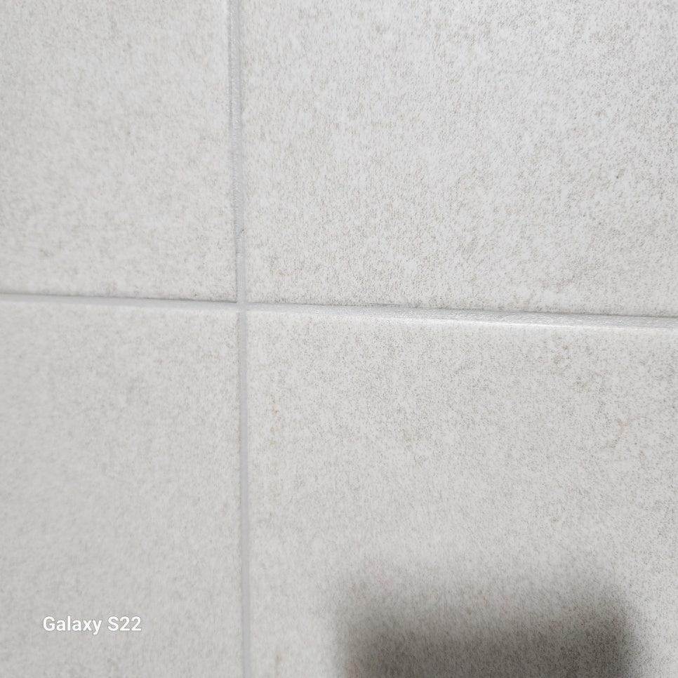 흰색 타일 벽면의 실리콘 접합부