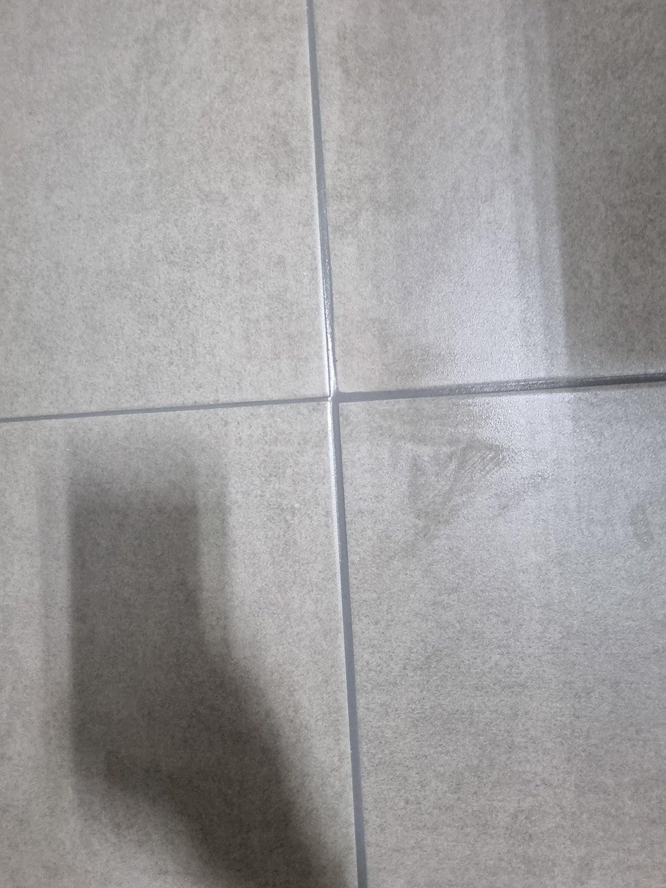 회색 타일 틈새의 밀도 높은 충진 모습