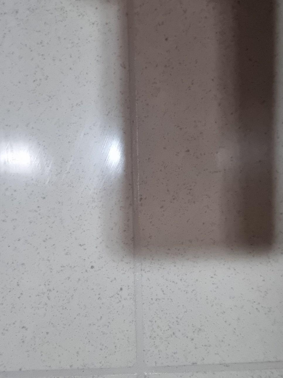 벽과 바닥 사이 틈을 채운 흰색 접착제