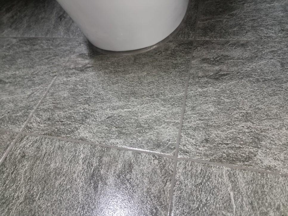 회색 타일과 세면대 하단이 만나는 접합부 작업