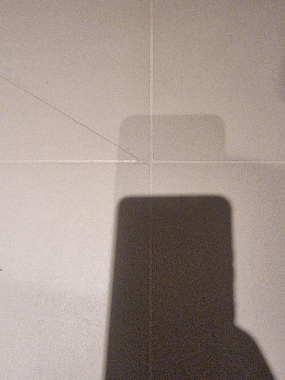 시공 전 흰색 타일 바닥의 모습