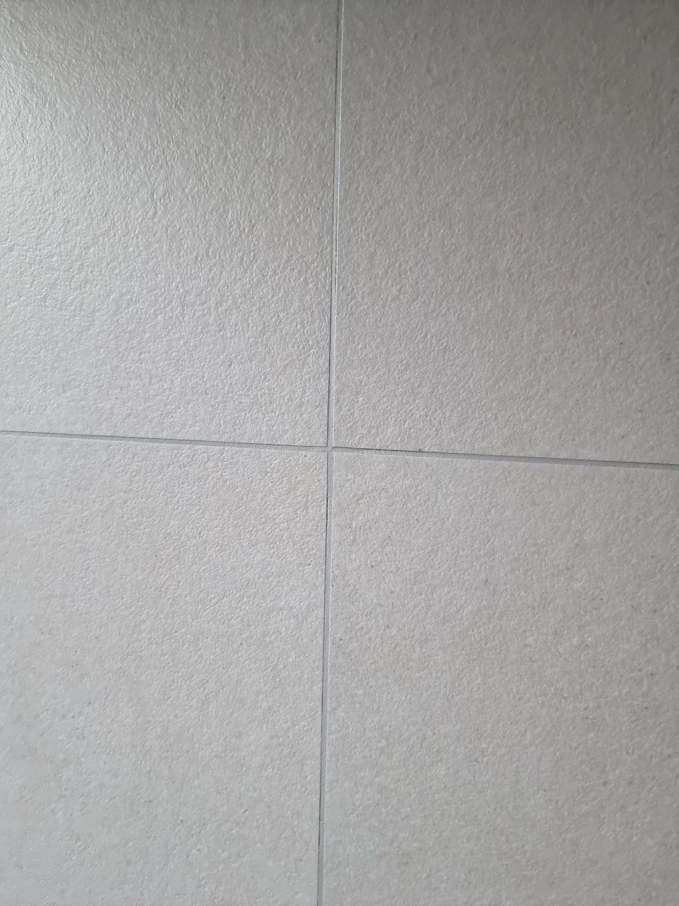 흰색 타일로 마감된 벽면