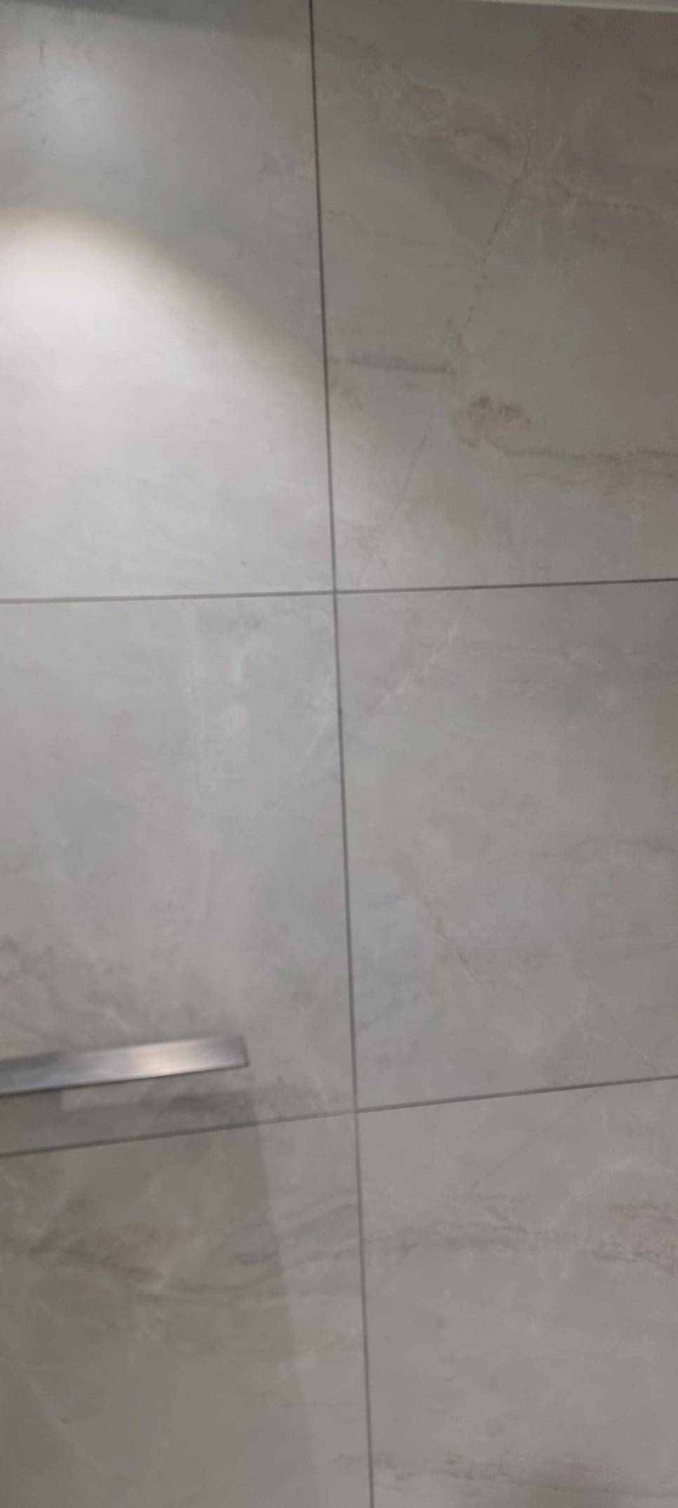 금속 손잡이가 설치된 타일 바닥면
