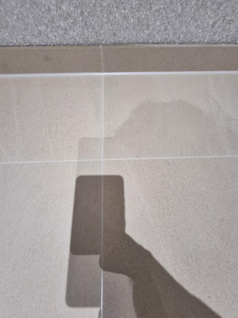 바닥 타일과 벽면 표면의 접점