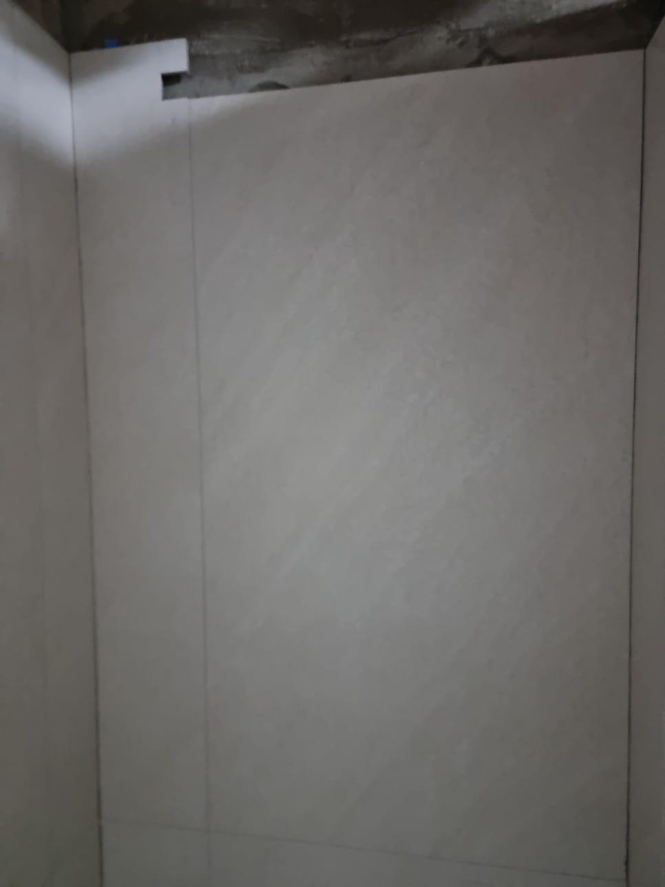 구조물이 노출된 욕실 천정과 벽면
