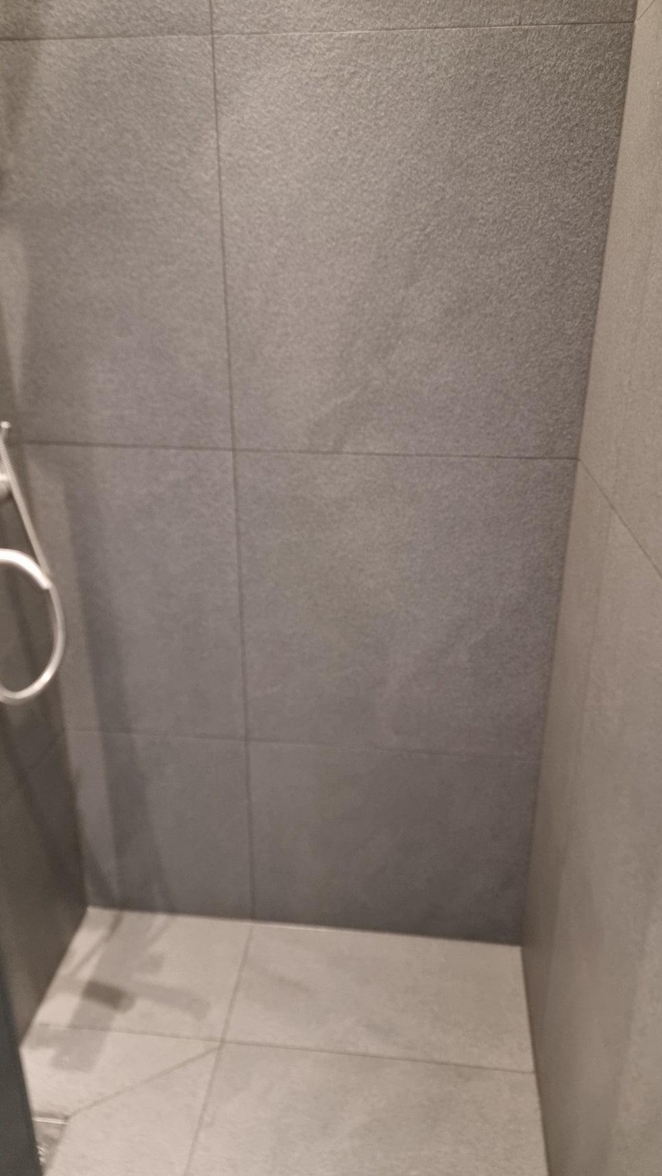 정돈된 느낌을 주는 거실 화장실 내부