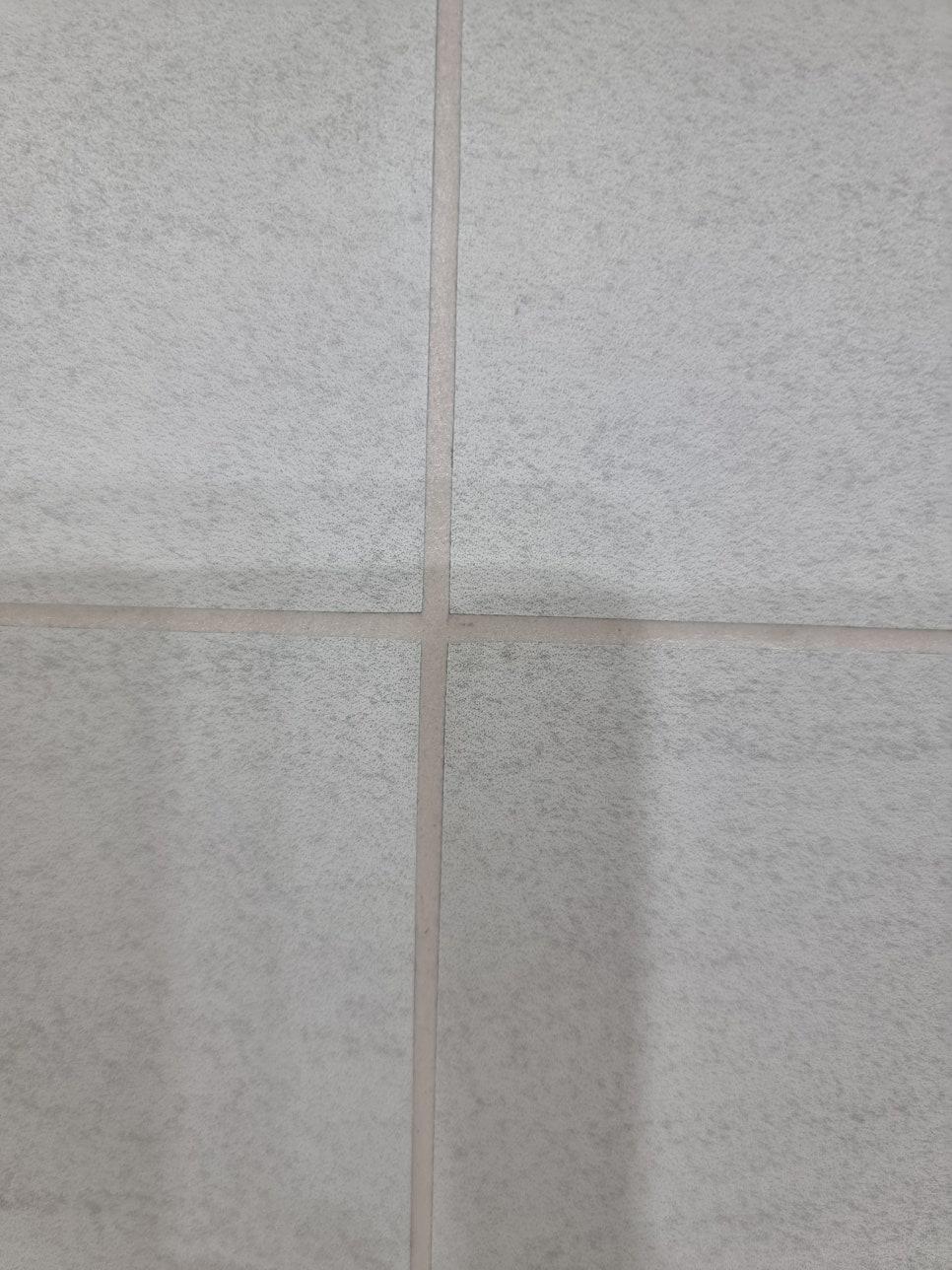 흰색 타일 접합부의 텍스처 클로즈업