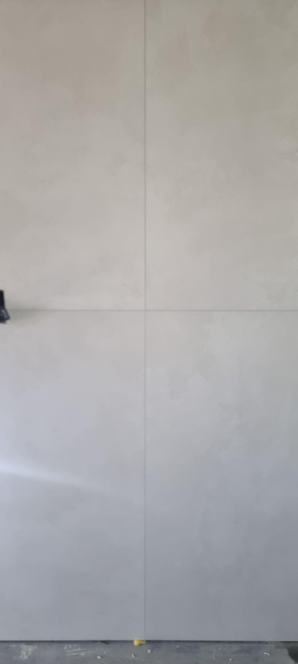 흰색 타일 벽면과 소품들