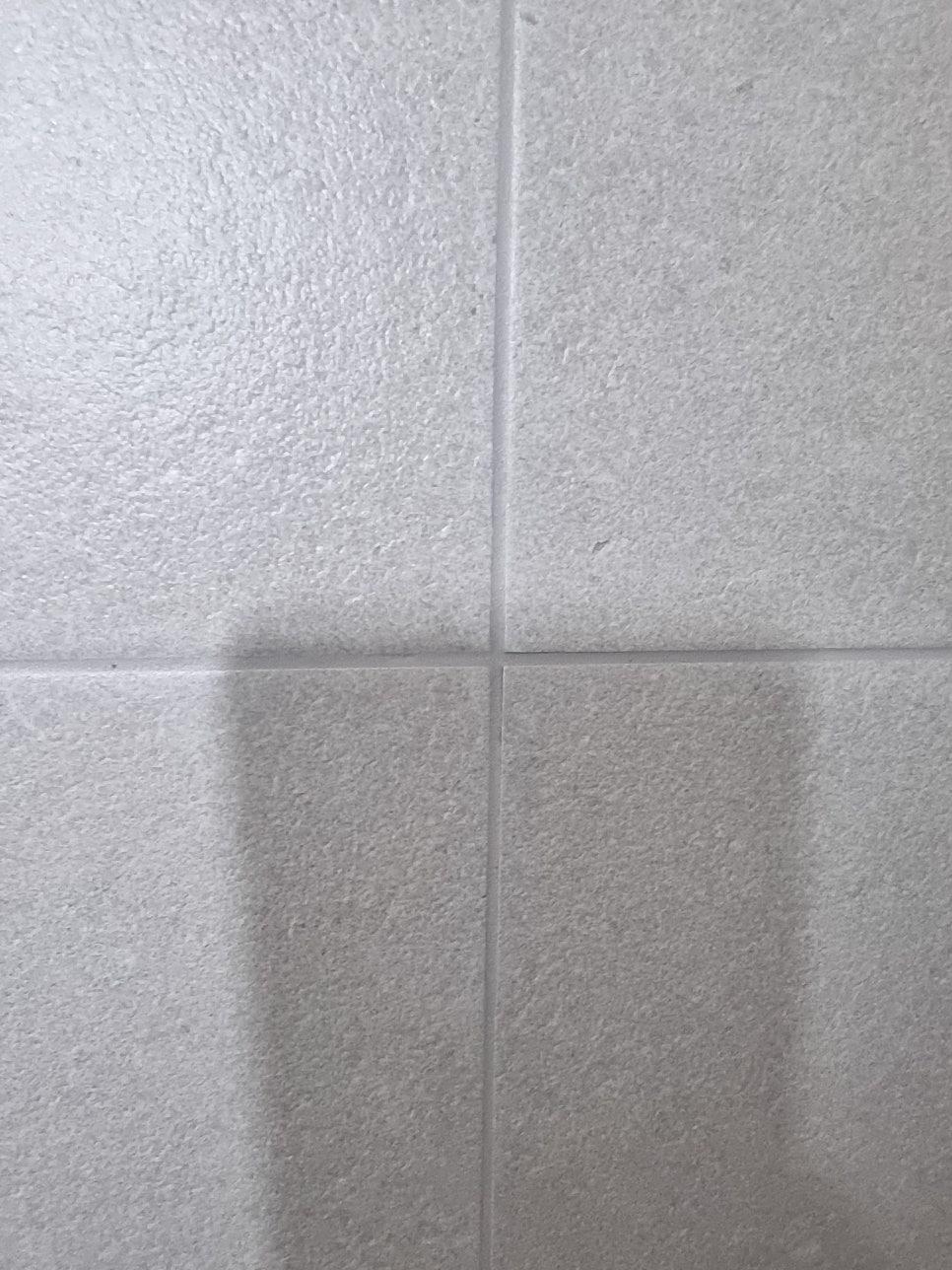 작업이 진행 중인 흰색 타일 벽면