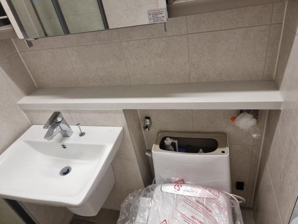 세면대와 거울이 보이는 욕실 시공 과정