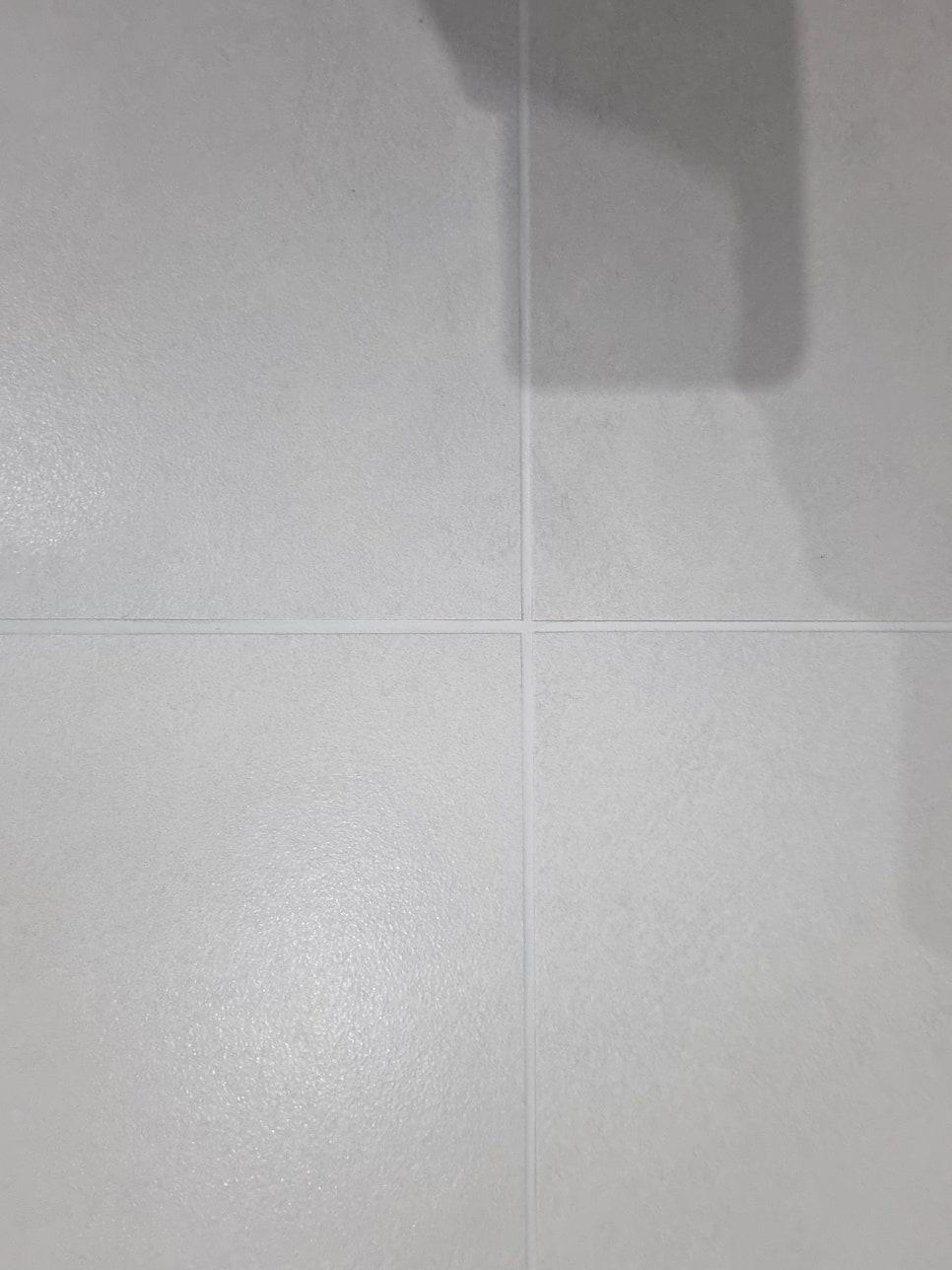 흰색 타일 사이의 흰색 셀러 근접 모습