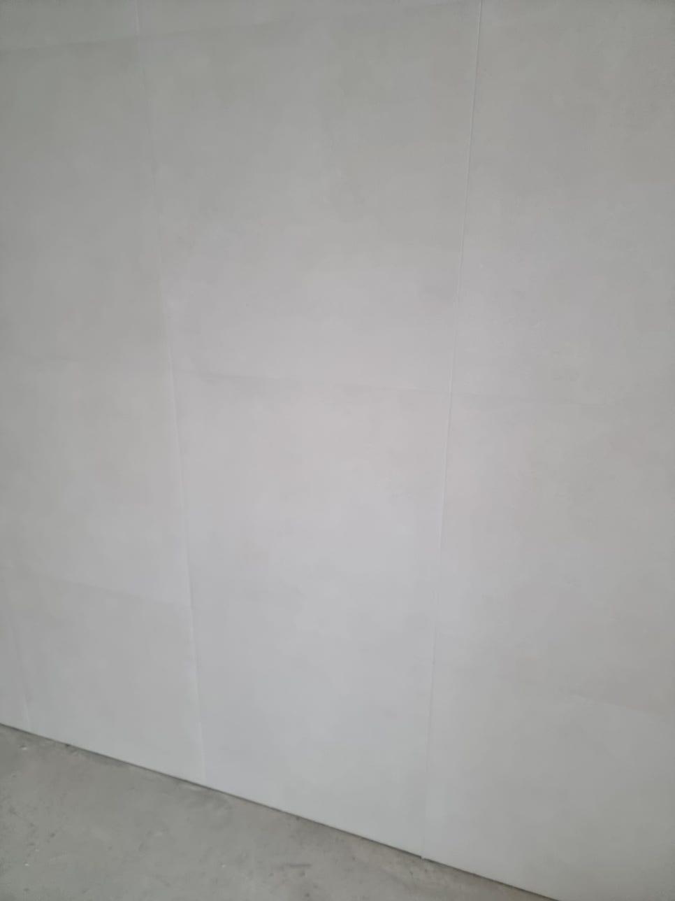 흰색 벽과 회색 바닥이 만나는 지점