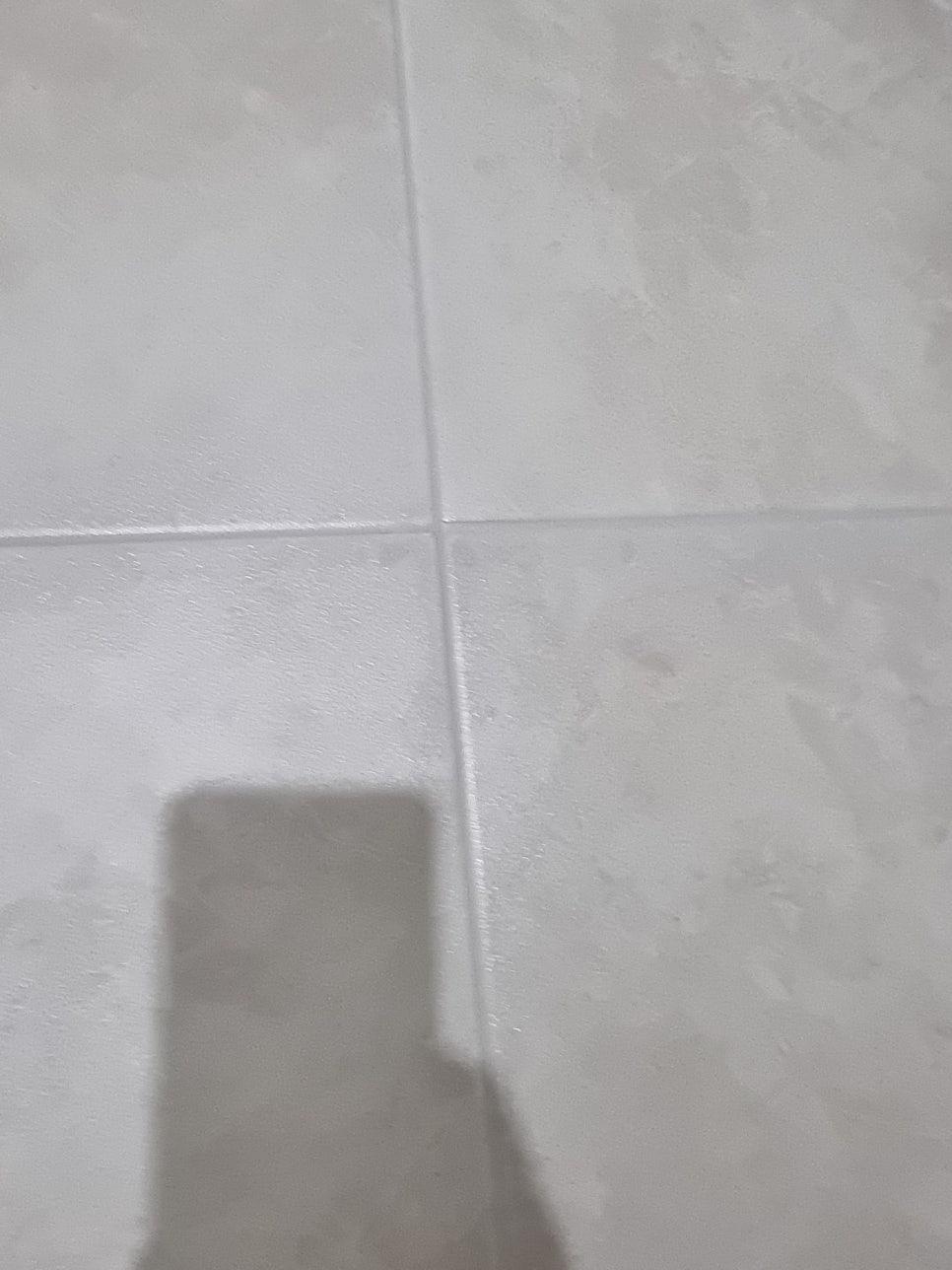 가까이서 본 흰색 타일 바닥의 상태