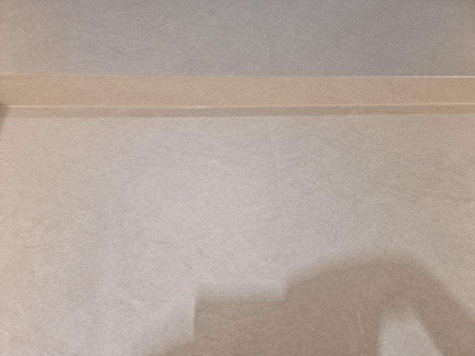 밀착력을 높이기 위해 정리된 바닥 타일 표면