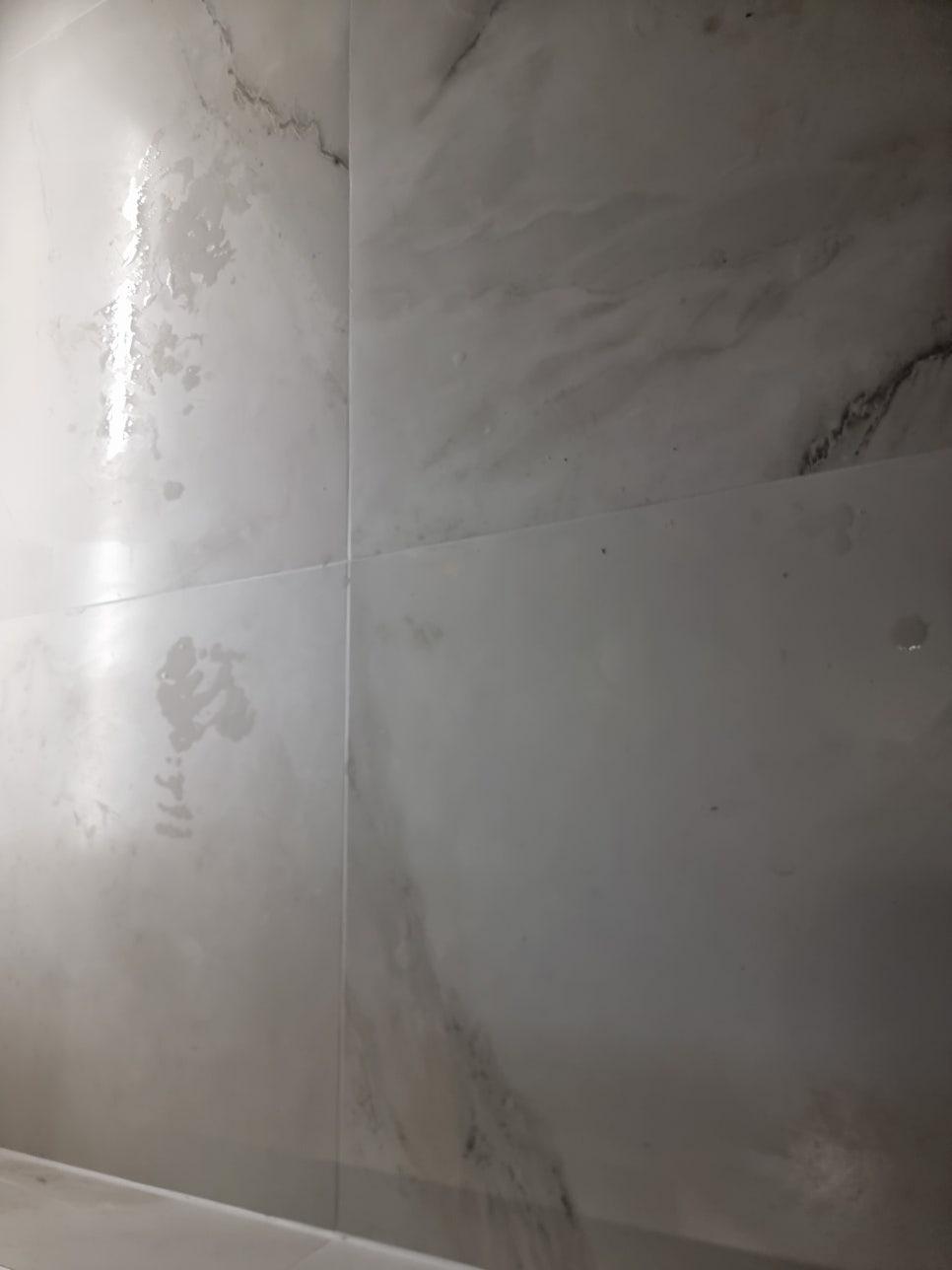 물방울이 맺힌 흰색 타일 벽면