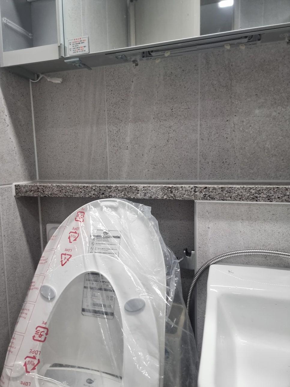 세면대와 양변기가 보이는 욕실 시공 장면