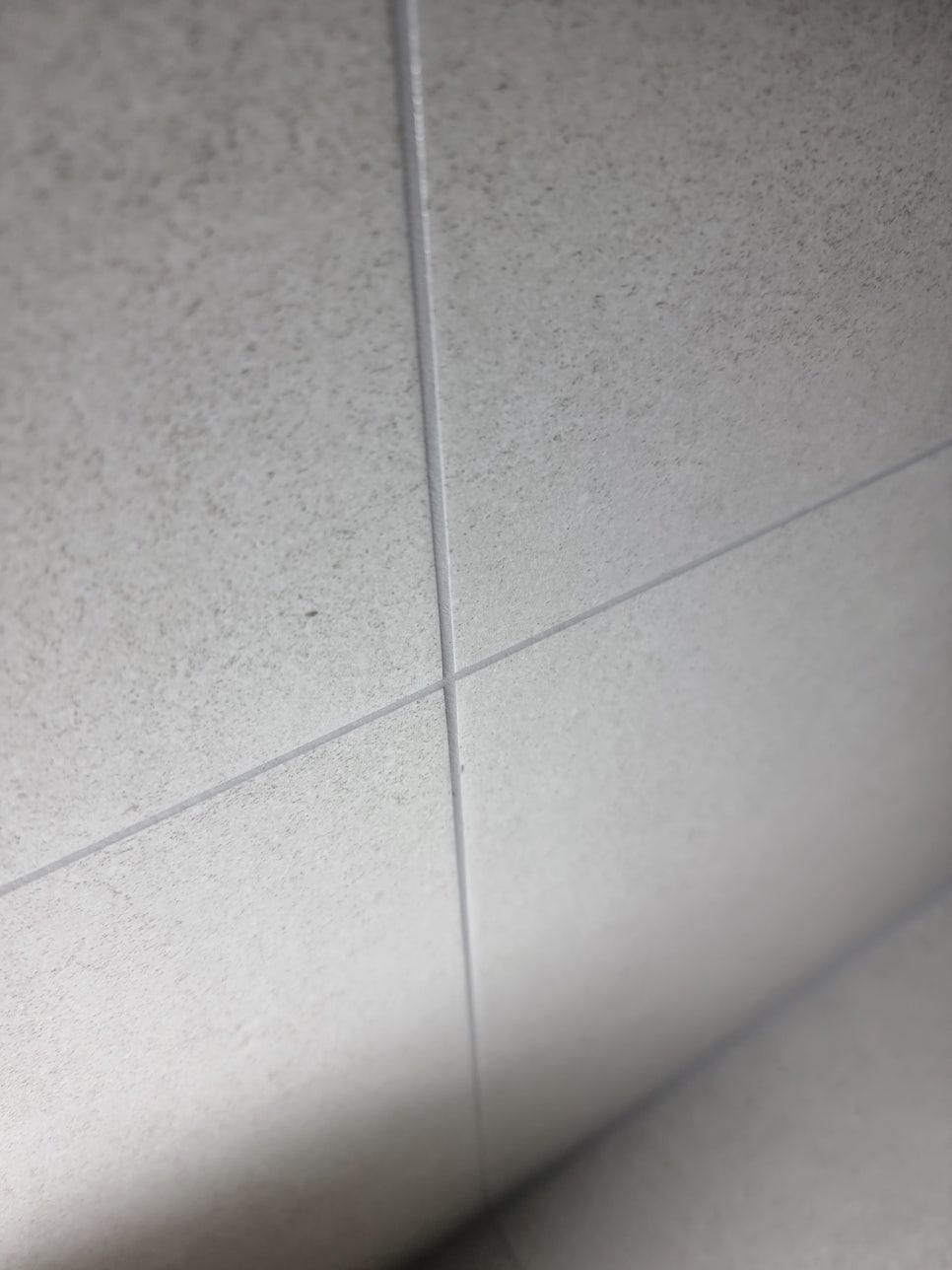 회색 타일 바닥 교차 지점의 근접 모습