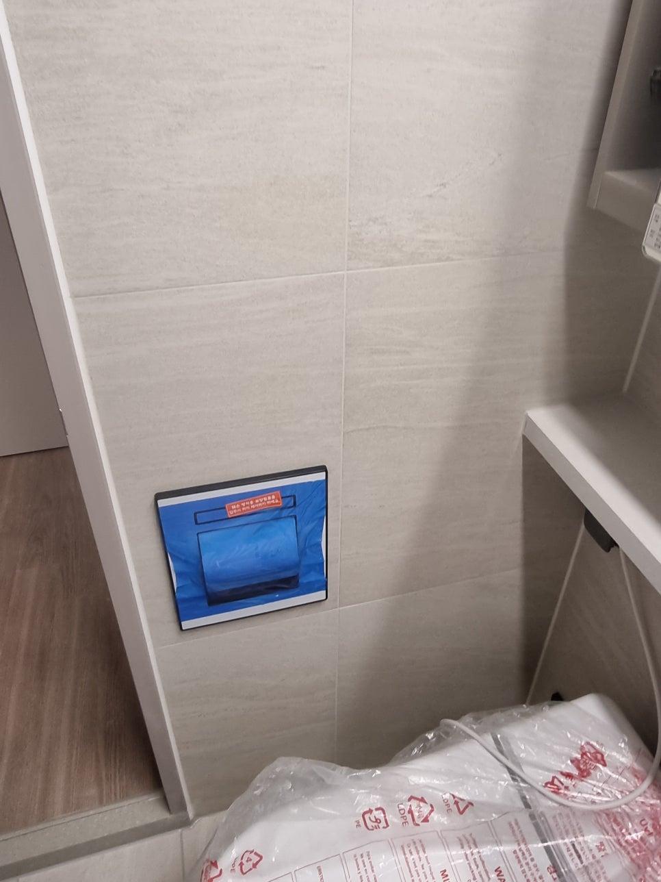 벽면 세부 마감을 위한 도구 사용 모습