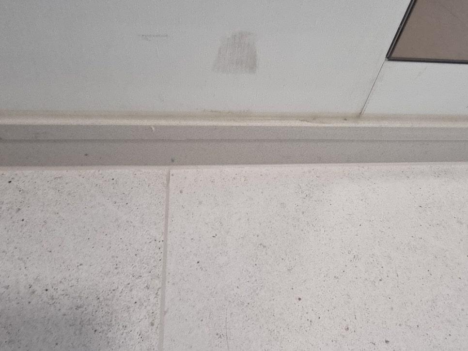 벽면과 바닥 접합부의 먼지를 제거하는 과정