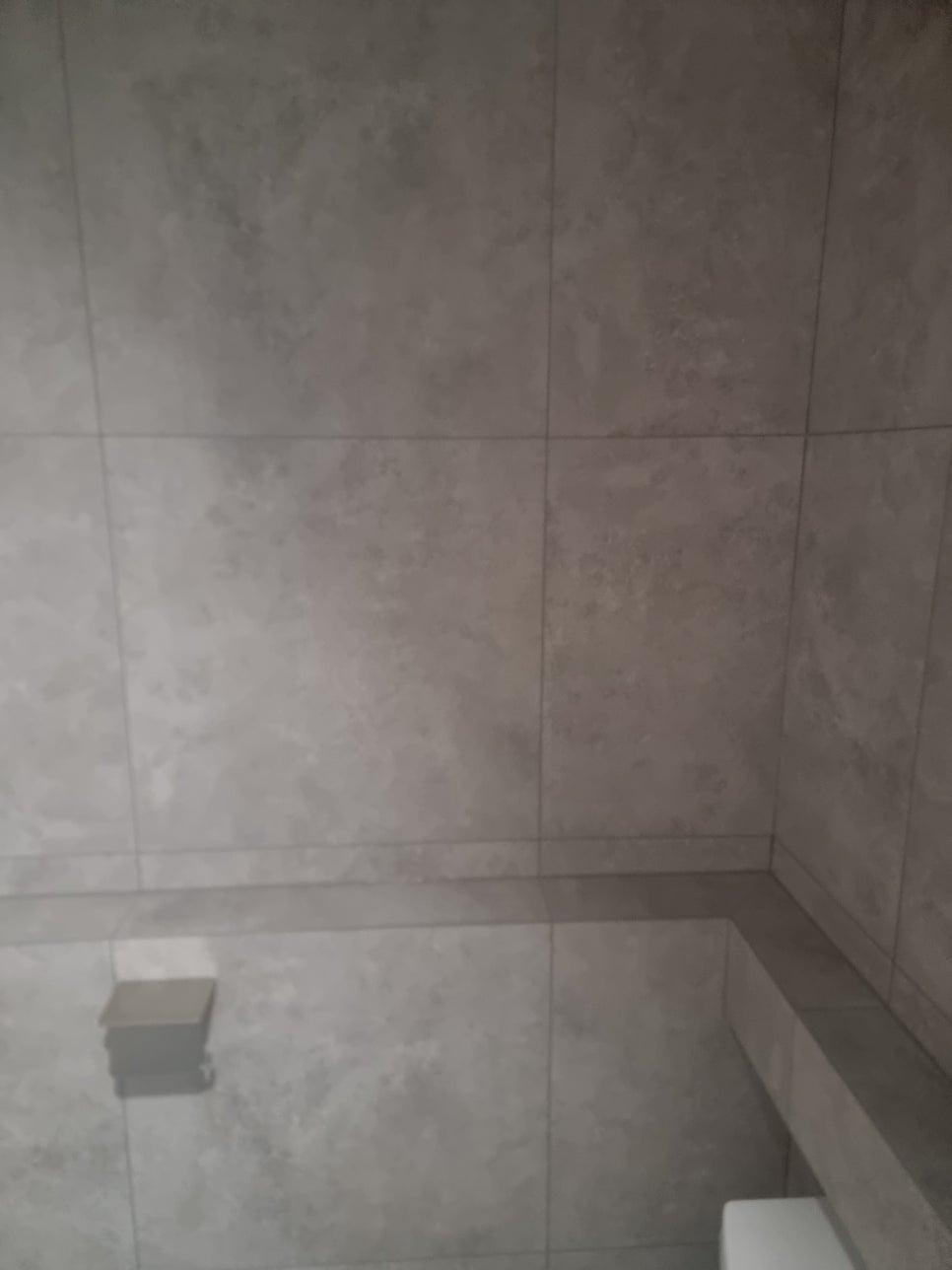 회색 타일로 마감된 공간의 시공 과정