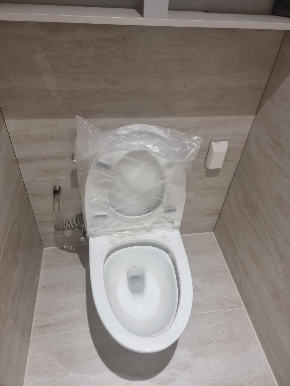 욕실 내 양변기 시공 과정