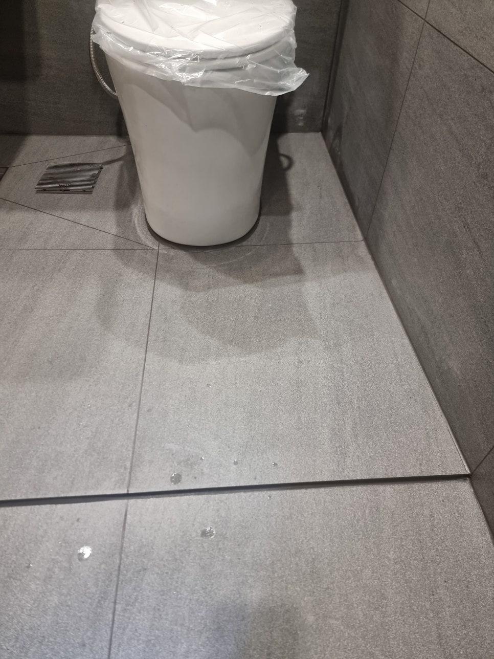 양변기 주변 바닥의 시공 과정