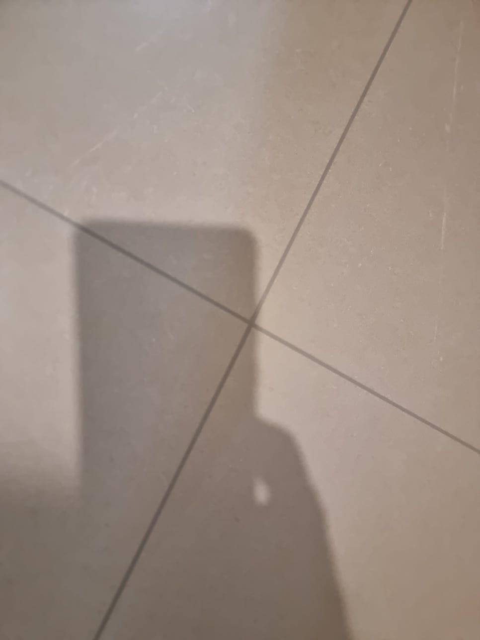바닥 타일의 틈새와 그림자가 보이는 공간