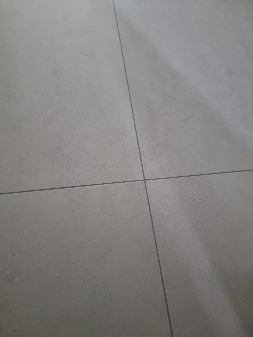 흰색 타일 바닥의 근접 촬영