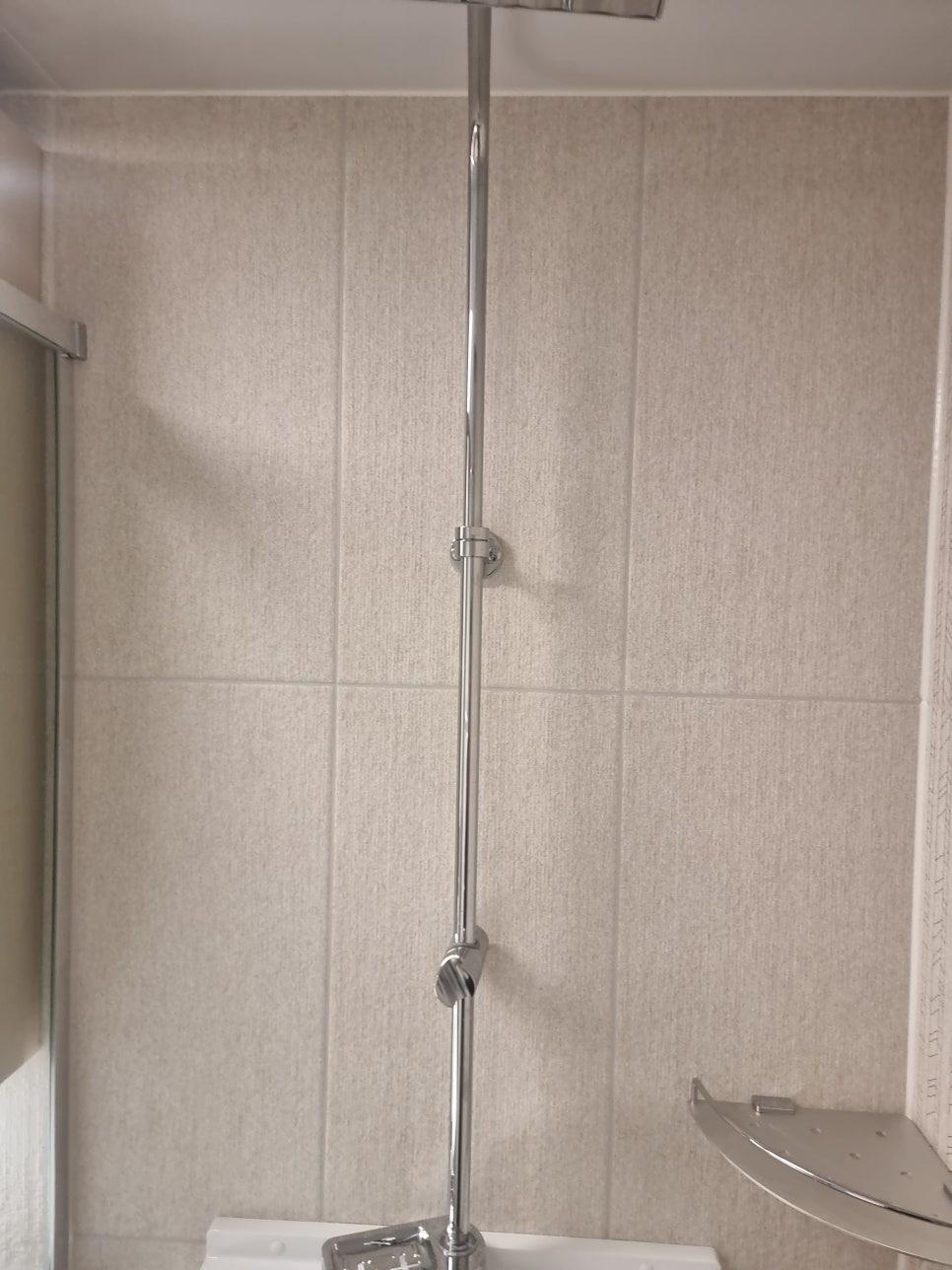 욕실 크롬 수전 트러스와 벽면 타일 접점