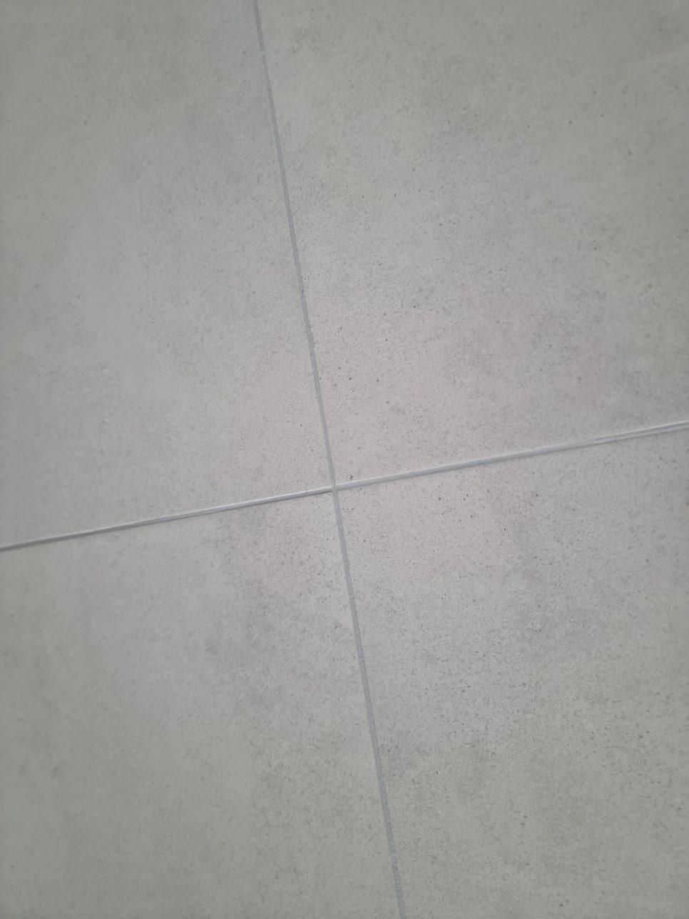 회색 타일 바닥의 격자 틈새 근접샷