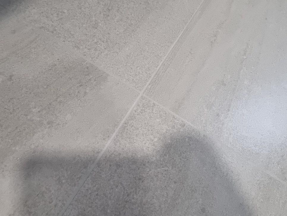 타일 사이를 채워가는 정교한 줄눈 작업