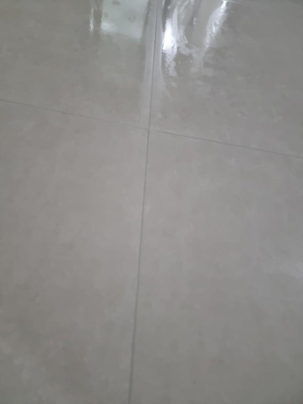 수평선이 보이는 회색 타일 바닥 공간