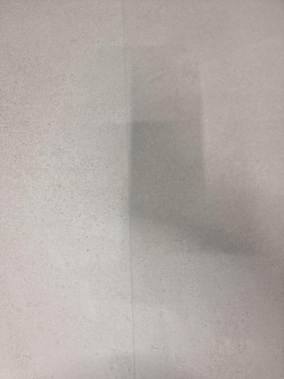 세로선이 있는 회색 계열의 벽면