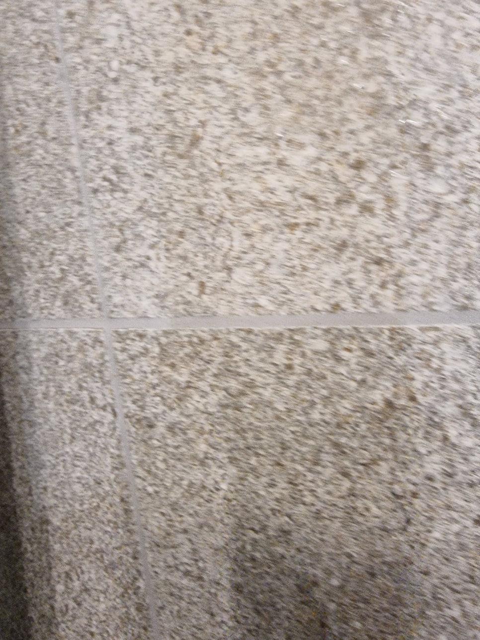 점무늬 패턴 타일과 흰색 줄눈