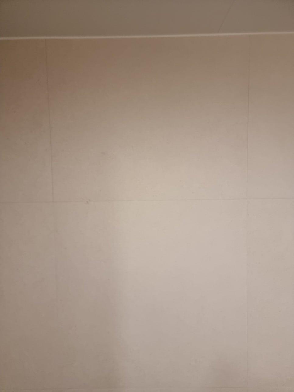 흰색 타일로 마감된 벽면