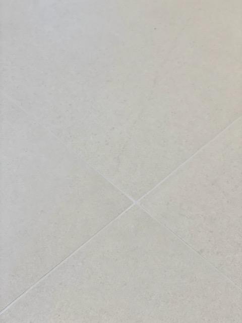 타일 사이 흰색 셔드가 보이는 근접 샷