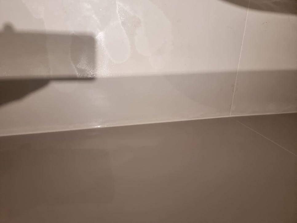 흰색 타일 벽면의 잔여 거품 제거 과정