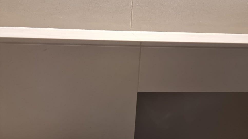 자연스러운 연결이 돋보이는 베이지 타일 상단
