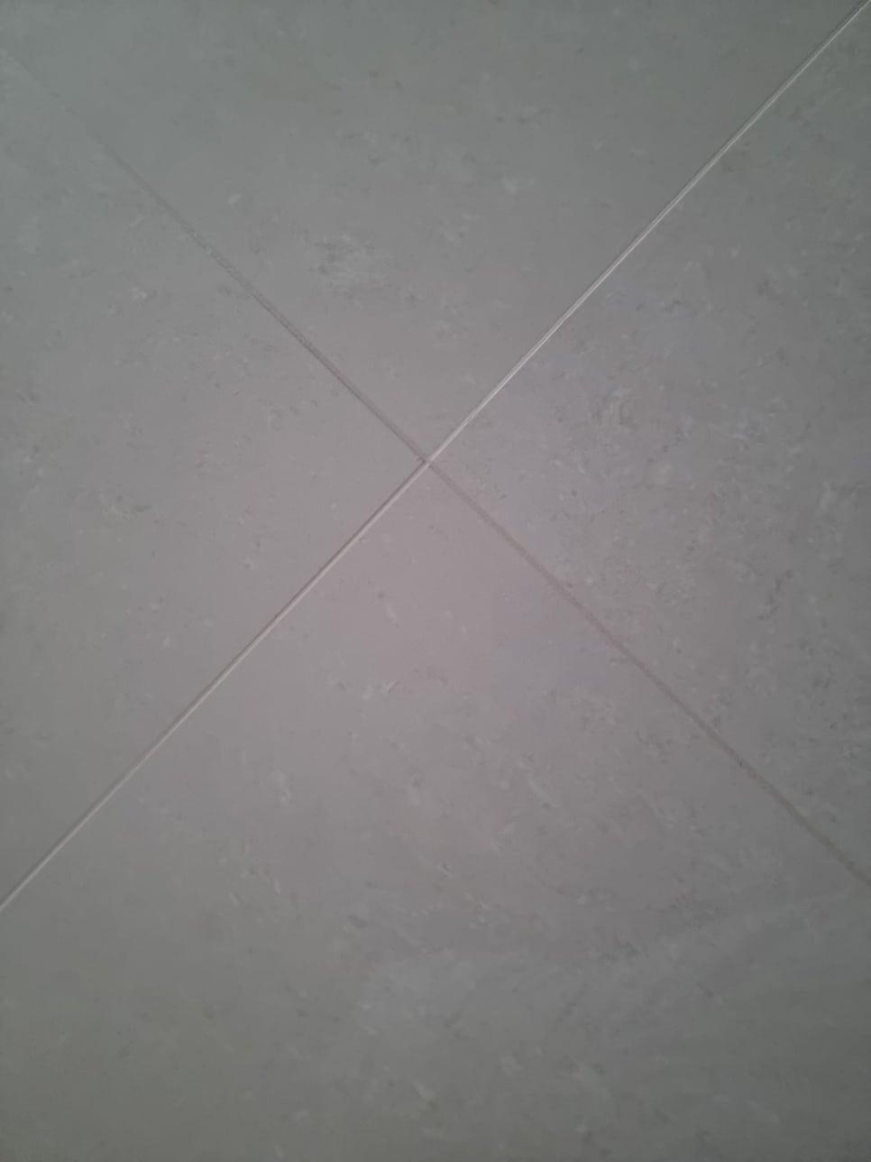 회색 타일 틈새의 정밀한 마감