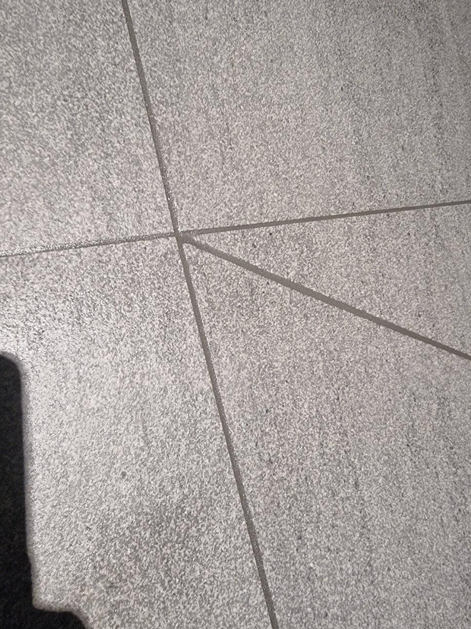 회색 타일 틈새의 기초 상태