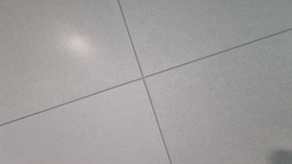 세심한 손길로 채워지는 타일 사이 공간