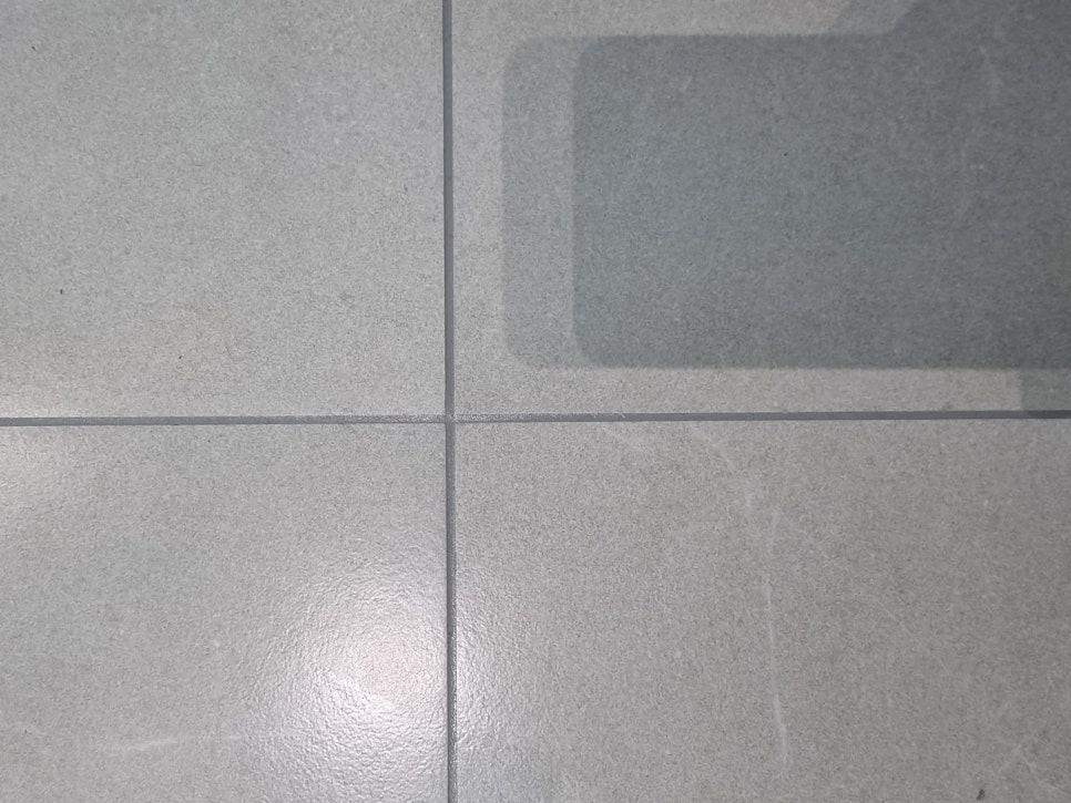 오염이 두드러지지 않는 프레임 표면
