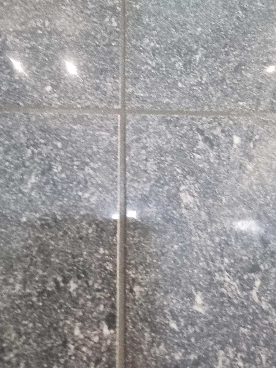 회색 계열 타일로 마감된 벽면