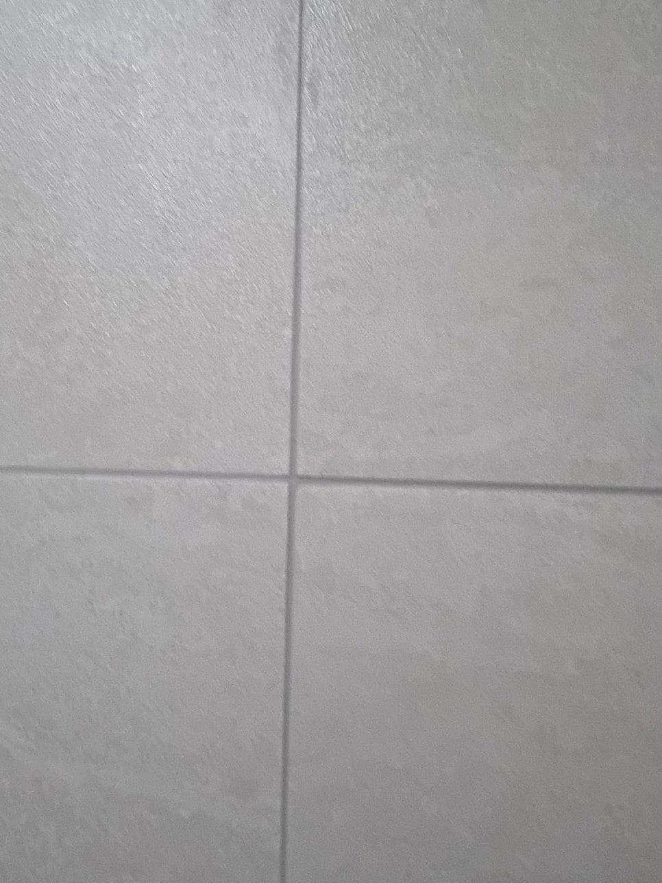 회색 타일로 마감된 바닥 모습