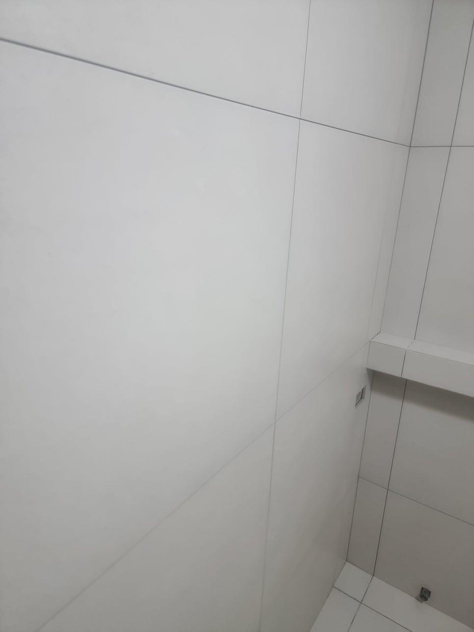 흰색 타일로 마감된 벽면과 바닥의 모습