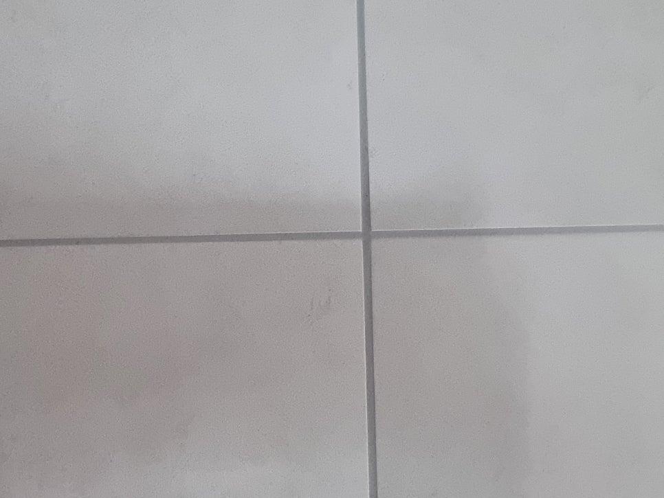 마감이 진행 중인 흰색 타일 벽면