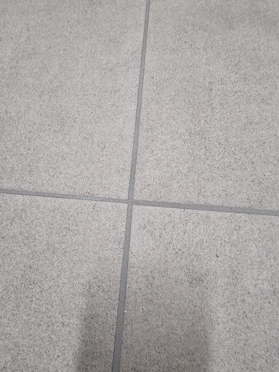 직선 틈이 보이는 회색 타일 바닥