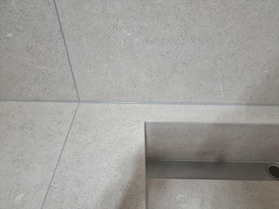 회색 타일과 금속 프레임의 접점