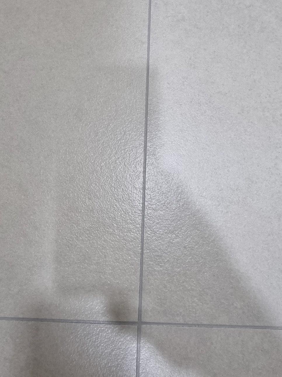 회색 타일 바닥의 흰색 라인 구분