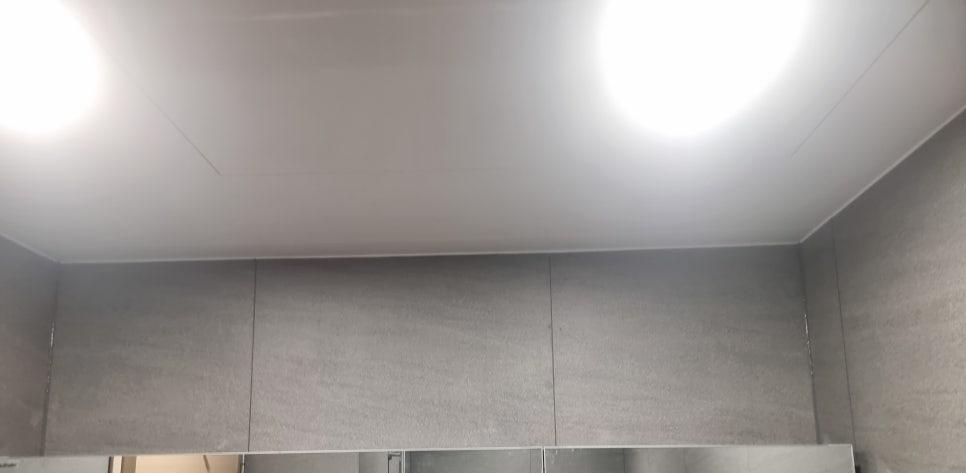 원형 조명이 설치된 천장과 벽면 구조